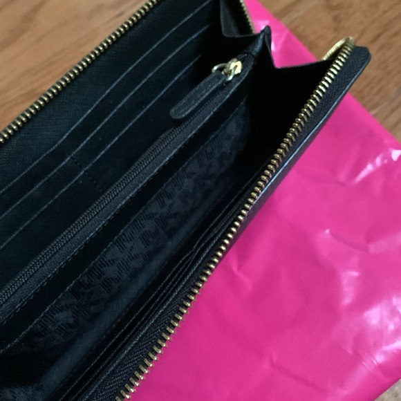 Micheal Kors Black with gold zip around wallet - Picture 2 of 6